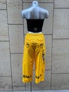 PANTALÓN BAKA AMARILLO LETRAS NEGRAS