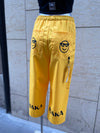 PANTALÓN BAKA AMARILLO LETRAS NEGRAS